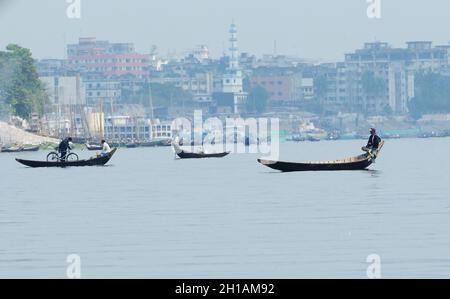 Bootstaxis überqueren den Buriganga-Fluss in Dhaka, Bangladesch. Stockfoto