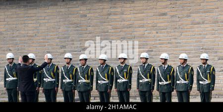 Chinesische Sicherheitskräfte stehen in engen Linie bei einer Bestellung von ihrem Kommandanten. Stockfoto