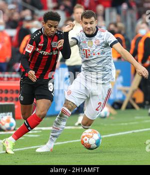 Leverkusen, Deutschland. Oktober 2021. Lucas Hernandez (R) von Bayern München spielt beim Bundesligaspiel in Leverkusen am 17. Oktober 2021 mit Amine Adli aus Leverkusen. Quelle: Joachim Bywaletz/Xinhua/Alamy Live News Stockfoto