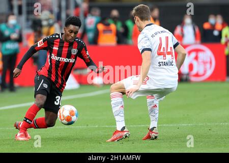 Leverkusen, Deutschland. Oktober 2021. JEREMIE Frimpong (L) aus Leverkusen steht mit Josip Stanisic aus Bayern München während des Bundesliga-Spiels in Leverkusen, Deutschland, am 17. Oktober 2021. Quelle: Joachim Bywaletz/Xinhua/Alamy Live News Stockfoto