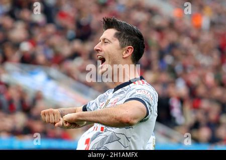 Leverkusen, Deutschland. Oktober 2021. Robert Lewandowski von Bayern München feiert nach einem Treffer beim Bundesliga-Spiel zwischen Leverkusen und Bayern München am 17. Oktober 2021 in Leverkusen. Quelle: Joachim Bywaletz/Xinhua/Alamy Live News Stockfoto