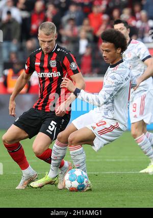 Leverkusen, Deutschland. Oktober 2021. Leroy Sane (R) von Bayern München spielt beim Bundesligaspiel in Leverkusen am 17. Oktober 2021 mit Mitchel Bakker aus Leverkusen. Quelle: Joachim Bywaletz/Xinhua/Alamy Live News Stockfoto