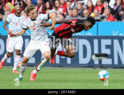 Leverkusen, Deutschland. Oktober 2021. Joshua Kimmich (vorne, L) von Bayern München spielt beim Bundesligaspiel in Leverkusen am 17. Oktober 2021 mit Edmond Tapsoba aus Leverkusen. Quelle: Joachim Bywaletz/Xinhua/Alamy Live News Stockfoto