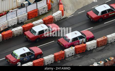 Rote Toyota Comfort Taxis in Hong Kong. Stockfoto