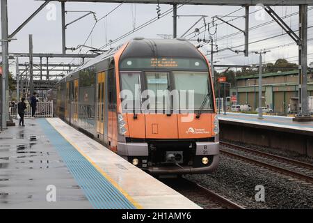 Ein Zug fährt bis Flemington Station, Sydney, NSW, Australien Stockfoto