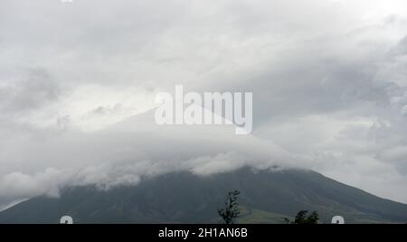 Der Mayon Vulkan mit einem schönen Wolke bedeckte. Stockfoto