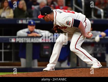 Atlanta, Usa. Oktober 2021. Atlanta Braves Relief Pitcher Tyler Matzek wirft in der 7. Inning in Spiel zwei der MLB NLCS gegen die Los Angeles Dodgers im Truist Park in Atlanta, Georgia am Sonntag, 17. Oktober 2021. Foto von David Tulis/UPI Credit: UPI/Alamy Live News Stockfoto