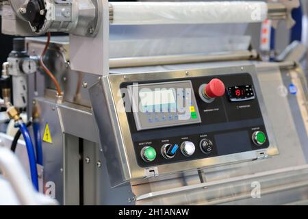 Bedienfeld der Verpackungsmaschine für industrielle Tray. Tray Sealing Machine oder Tray Sealer eignet sich für die Verpackung einer Vielzahl von Lebensmitteln. Auswahl Stockfoto