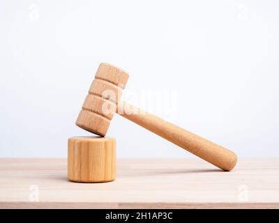 Ein hölzerner Richter Gavel und Soundboard, Spielzeug auf Holztisch und weißem Hintergrund, minimal und Öko-Stil. Justizkonzept. Stockfoto