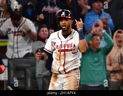 Atlanta, Usa. Oktober 2021. Atlanta Braves-Linksfeldspieler Eddie Rosario feiert, nachdem er am Sonntag, den 17. Oktober 2021, im achten Inning des MLB NLCS gegen die Los Angeles Dodgers im Truist Park in Atlanta, Georgia, eine Single von Ozzie Albies erzielt hat. Foto von David Tulis/UPI Credit: UPI/Alamy Live News Stockfoto