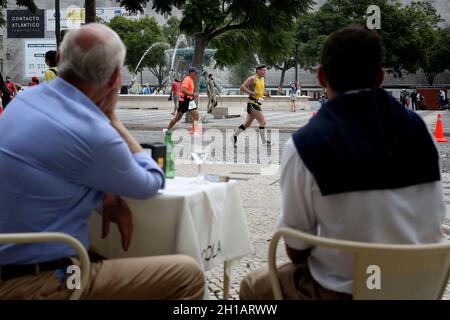 Lissabon, Portugal. Oktober 2021. Die Teilnehmer treten am 17. Oktober 2021 beim Lissabon-Halbmarathon 2021 in Lissabon, Portugal, an. Quelle: Pedro Fiuza/Xinhua/Alamy Live News Stockfoto