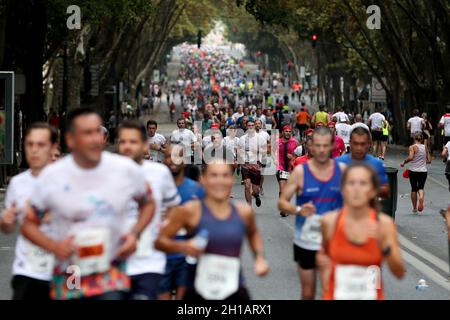 Lissabon, Portugal. Oktober 2021. Die Teilnehmer treten am 17. Oktober 2021 beim Lissabon-Halbmarathon 2021 in Lissabon, Portugal, an. Quelle: Pedro Fiuza/Xinhua/Alamy Live News Stockfoto