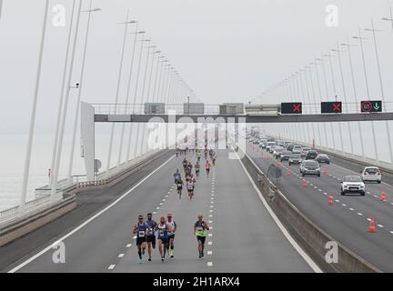 Lissabon, Portugal. Oktober 2021. Die Teilnehmer treten am 17. Oktober 2021 beim Lissabon-Halbmarathon 2021 in Lissabon, Portugal, an. Quelle: Pedro Fiuza/Xinhua/Alamy Live News Stockfoto