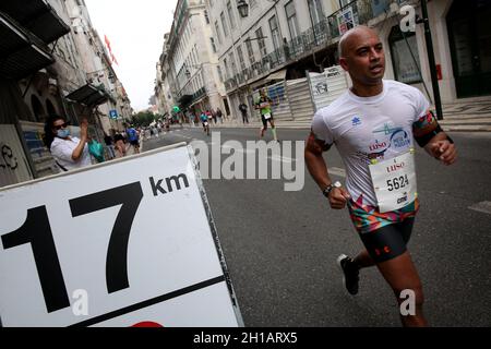 Lissabon, Portugal. Oktober 2021. Die Teilnehmer treten am 17. Oktober 2021 beim Lissabon-Halbmarathon 2021 in Lissabon, Portugal, an. Quelle: Pedro Fiuza/Xinhua/Alamy Live News Stockfoto