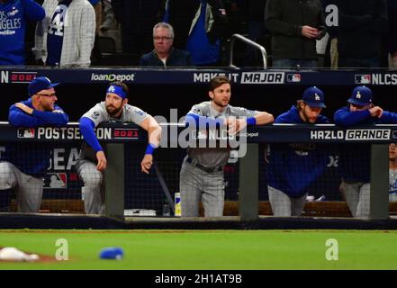 Atlanta, Usa. Oktober 2021. Mitglieder der Los Angeles Dodgers beobachten das Spiel im 9. Inning mit dem 4-4. Ergebnis in Spiel zwei der MLB NLCS gegen die Atlanta Braves im Truist Park in Atlanta, Georgia am Sonntag, 17. Oktober 2021. Atlanta gewann das Spiel 5-4. Foto von David Tulis/UPI Credit: UPI/Alamy Live News Stockfoto