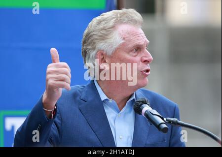 Norfolk, VA, USA. Oktober 2021. Terry McAuliffe bei der „Souls to the Polls“-Kundgebung zur Unterstützung des ehemaligen US-amerikanischen Bundesschlofs von Virginia. Terry McAuliffe am 17. Oktober 2021 in Norfolk, Virginia. Virginia wird am 2. November Gouverneurswahlen und Kommunalwahlen abhalten. Kredit: Mpi34/Media Punch/Alamy Live Nachrichten Stockfoto