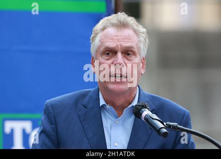 Norfolk, VA, USA. Oktober 2021. Terry McAuliffe bei der „Souls to the Polls“-Kundgebung zur Unterstützung des ehemaligen US-amerikanischen Bundesschlofs von Virginia. Terry McAuliffe am 17. Oktober 2021 in Norfolk, Virginia. Virginia wird am 2. November Gouverneurswahlen und Kommunalwahlen abhalten. Kredit: Mpi34/Media Punch/Alamy Live Nachrichten Stockfoto