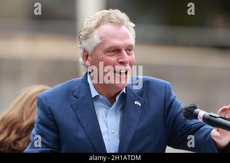 Norfolk, VA, USA. Oktober 2021. Terry McAuliffe bei der „Souls to the Polls“-Kundgebung zur Unterstützung des ehemaligen US-amerikanischen Bundesschlofs von Virginia. Terry McAuliffe am 17. Oktober 2021 in Norfolk, Virginia. Virginia wird am 2. November Gouverneurswahlen und Kommunalwahlen abhalten. Kredit: Mpi34/Media Punch/Alamy Live Nachrichten Stockfoto