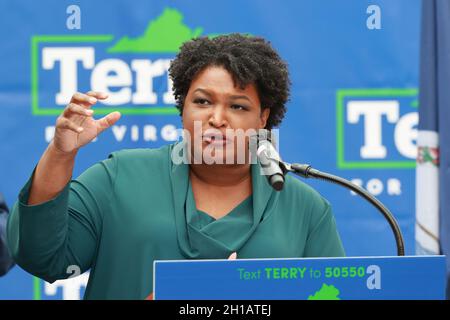 Norfolk, VA, USA. Oktober 2021. Stacey Abrams bei der Kundgebung „Souls to the Polls“ unterstützt den ehemaligen Gouverneur von Virginia. Terry McAuliffe am 17. Oktober 2021 in Norfolk, Virginia. Virginia wird am 2. November Gouverneurswahlen und Kommunalwahlen abhalten. Kredit: Mpi34/Media Punch/Alamy Live Nachrichten Stockfoto