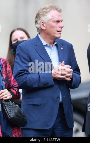 Norfolk, VA, USA. Oktober 2021. Terry McAuliffe bei der „Souls to the Polls“-Kundgebung zur Unterstützung des ehemaligen US-amerikanischen Bundesschlofs von Virginia. Terry McAuliffe am 17. Oktober 2021 in Norfolk, Virginia. Virginia wird am 2. November Gouverneurswahlen und Kommunalwahlen abhalten. Kredit: Mpi34/Media Punch/Alamy Live Nachrichten Stockfoto