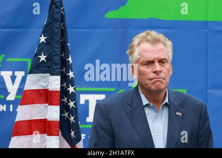 Norfolk, VA, USA. Oktober 2021. Terry McAuliffe bei der „Souls to the Polls“-Kundgebung zur Unterstützung des ehemaligen US-amerikanischen Bundesschlofs von Virginia. Terry McAuliffe am 17. Oktober 2021 in Norfolk, Virginia. Virginia wird am 2. November Gouverneurswahlen und Kommunalwahlen abhalten. Kredit: Mpi34/Media Punch/Alamy Live Nachrichten Stockfoto