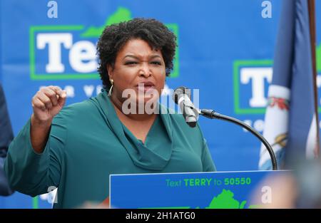 Norfolk, VA, USA. Oktober 2021. Stacey Abrams bei der Kundgebung „Souls to the Polls“ unterstützt den ehemaligen Gouverneur von Virginia. Terry McAuliffe am 17. Oktober 2021 in Norfolk, Virginia. Virginia wird am 2. November Gouverneurswahlen und Kommunalwahlen abhalten. Kredit: Mpi34/Media Punch/Alamy Live Nachrichten Stockfoto