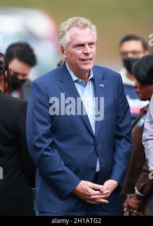 Norfolk, VA, USA. Oktober 2021. Terry McAuliffe bei der „Souls to the Polls“-Kundgebung zur Unterstützung des ehemaligen US-amerikanischen Bundesschlofs von Virginia. Terry McAuliffe am 17. Oktober 2021 in Norfolk, Virginia. Virginia wird am 2. November Gouverneurswahlen und Kommunalwahlen abhalten. Kredit: Mpi34/Media Punch/Alamy Live Nachrichten Stockfoto