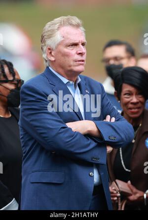 Norfolk, VA, USA. Oktober 2021. Terry McAuliffe bei der „Souls to the Polls“-Kundgebung zur Unterstützung des ehemaligen US-amerikanischen Bundesschlofs von Virginia. Terry McAuliffe am 17. Oktober 2021 in Norfolk, Virginia. Virginia wird am 2. November Gouverneurswahlen und Kommunalwahlen abhalten. Kredit: Mpi34/Media Punch/Alamy Live Nachrichten Stockfoto