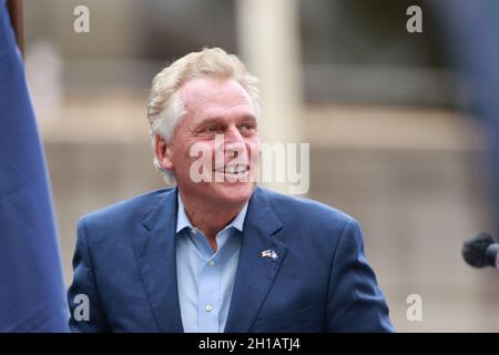 Norfolk, VA, USA. Oktober 2021. Terry McAuliffe bei der „Souls to the Polls“-Kundgebung zur Unterstützung des ehemaligen US-amerikanischen Bundesschlofs von Virginia. Terry McAuliffe am 17. Oktober 2021 in Norfolk, Virginia. Virginia wird am 2. November Gouverneurswahlen und Kommunalwahlen abhalten. Kredit: Mpi34/Media Punch/Alamy Live Nachrichten Stockfoto