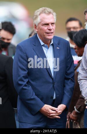 Norfolk, VA, USA. Oktober 2021. Terry McAuliffe bei der „Souls to the Polls“-Kundgebung zur Unterstützung des ehemaligen US-amerikanischen Bundesschlofs von Virginia. Terry McAuliffe am 17. Oktober 2021 in Norfolk, Virginia. Virginia wird am 2. November Gouverneurswahlen und Kommunalwahlen abhalten. Kredit: Mpi34/Media Punch/Alamy Live Nachrichten Stockfoto