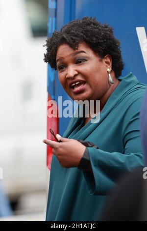 Norfolk, VA, USA. Oktober 2021. Stacey Abrams bei der Kundgebung „Souls to the Polls“ unterstützt den ehemaligen Gouverneur von Virginia. Terry McAuliffe am 17. Oktober 2021 in Norfolk, Virginia. Virginia wird am 2. November Gouverneurswahlen und Kommunalwahlen abhalten. Kredit: Mpi34/Media Punch/Alamy Live Nachrichten Stockfoto