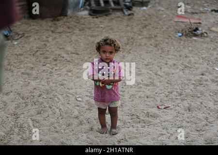 Gaza, Palästina. Oktober 2021. Ein palästinensisches Kind steht vor ihrem Haus in einem armen Viertel am Stadtrand von Khan Yunis im südlichen Gazastreifen. Die Kinder von Gaza leben unter dem Gewicht der Armut und der seit Jahren gegen den Gazastreifen verhängten israelischen Blockade. (Foto von Yousef Masoud/SOPA Images/Sipa USA) Quelle: SIPA USA/Alamy Live News Stockfoto