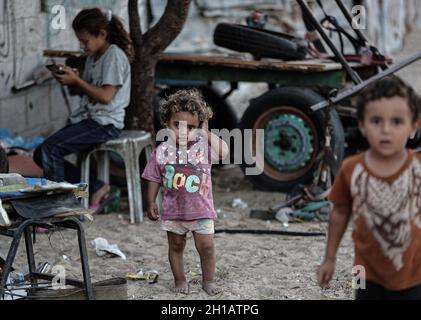 Gaza, Palästina. Oktober 2021. Palästinensische Kinder spielen vor ihrem Haus in einer armen Nachbarschaft am Stadtrand von Khan Yunis im südlichen Gazastreifen. Die Kinder von Gaza leben unter dem Gewicht der Armut und der seit Jahren gegen den Gazastreifen verhängten israelischen Blockade. (Foto von Yousef Masoud/SOPA Images/Sipa USA) Quelle: SIPA USA/Alamy Live News Stockfoto