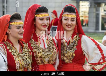 Wunderschöne Frauen in traditionellen albanischen Kostümen posieren für Fotos während des jährlichen Musik- und Tanzfestivals in Skopje Stockfoto