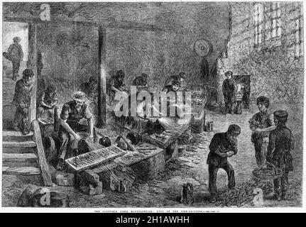 Gravur von Männern und Jungen, die in einer Gabelschleiffabrik in Sheffield arbeiten. Holzstich von M. Jackson nach J. Palmer, 1866. Stockfoto