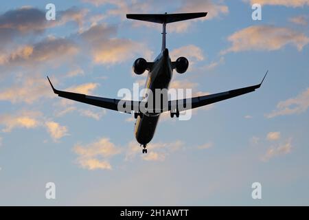 Richmond, British Columbia, Kanada. Oktober 2021. Ein von Jazz Aviation betriebener Air Canada Express Mitsubishi/Bombardier/CRJ900-Jet, der auf kurzem Endflug zum internationalen Flughafen Vancouver fliegt. (Bild: © Bayne Stanley/ZUMA Press Wire) Stockfoto