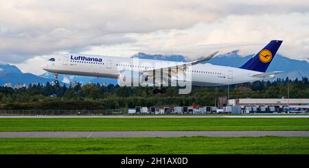 Richmond, British Columbia, Kanada. Oktober 2021. Ein Lufthansa Airbus A350-900 (D-AIXF) landet auf dem internationalen Flughafen Vancouver. (Bild: © Bayne Stanley/ZUMA Press Wire) Stockfoto