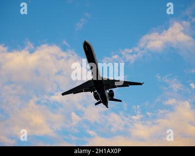 Richmond, British Columbia, Kanada. Oktober 2021. Ein von Jazz Aviation betriebener Air Canada Express Mitsubishi/Bombardier/CRJ900-Jet, der auf kurzem Endflug zum internationalen Flughafen Vancouver fliegt. (Bild: © Bayne Stanley/ZUMA Press Wire) Stockfoto