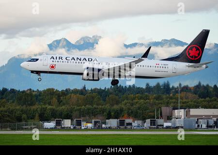 Richmond, British Columbia, Kanada. Oktober 2021. Eine Boeing 737 MAX 8 (C-GEHY) von Air Canada landet auf dem internationalen Flughafen von Vancouver. (Bild: © Bayne Stanley/ZUMA Press Wire) Stockfoto