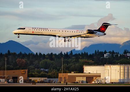 Richmond, British Columbia, Kanada. Oktober 2021. Ein von Jazz Aviation betriebener Air Canada Express Mitsubishi/Bombardier CRJ-900LR Jet (C-GJAN) landet auf dem Vancouver International Airport. (Bild: © Bayne Stanley/ZUMA Press Wire) Stockfoto