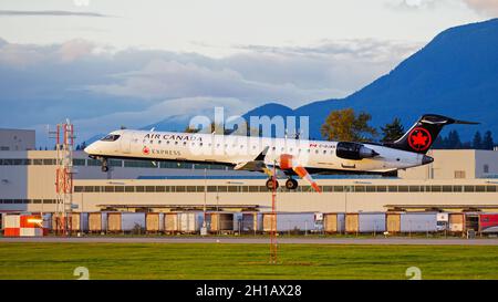 Richmond, British Columbia, Kanada. Oktober 2021. Ein von Jazz Aviation betriebener Air Canada Express Mitsubishi/Bombardier CRJ-900LR Jet (C-GJAN) landet auf dem Vancouver International Airport. (Bild: © Bayne Stanley/ZUMA Press Wire) Stockfoto