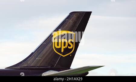 Richmond, British Columbia, Kanada. Oktober 2021. Ein United Parcel Service (UPS) Airlines Airbus A300 (A300F4-622R) Frachtjet (N154UP) besteuert die Position zum Start am Vancouver International Airport. (Bild: © Bayne Stanley/ZUMA Press Wire) Stockfoto