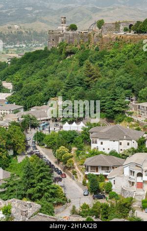 Burg von Gjirokastra und Altstadt von Gjirokaster in Südalbanien Stockfoto