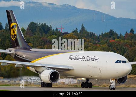 Richmond, British Columbia, Kanada. Oktober 2021. Ein United Parcel Service (UPS) Airlines Airbus A300 (A300F4-622R) Frachtjet (N154UP) besteuert die Position zum Start am Vancouver International Airport. (Bild: © Bayne Stanley/ZUMA Press Wire) Stockfoto