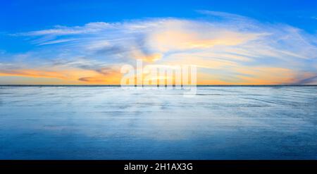 Asphalt Rennbahn Straße und Himmel Wolken bei Sonnenuntergang.Straße Boden Hintergrund. Stockfoto