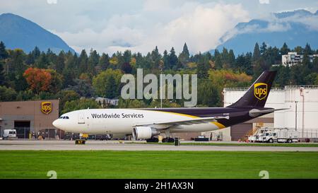 Richmond, British Columbia, Kanada. Oktober 2021. Ein United Parcel Service (UPS) Airlines Airbus A300 (A300F4-622R) Frachtjet (N154UP) besteuert die Position zum Start am Vancouver International Airport. (Bild: © Bayne Stanley/ZUMA Press Wire) Stockfoto