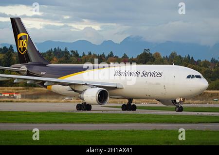 Richmond, British Columbia, Kanada. Oktober 2021. Ein United Parcel Service (UPS) Airlines Airbus A300 (A300F4-622R) Frachtjet (N154UP) besteuert die Position zum Start am Vancouver International Airport. (Bild: © Bayne Stanley/ZUMA Press Wire) Stockfoto