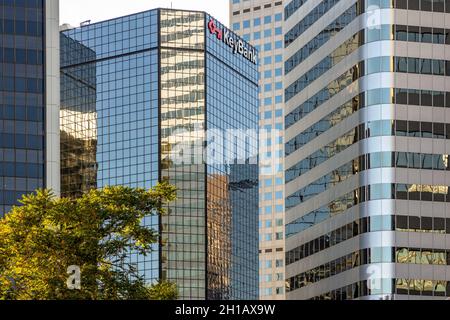Denver, Colorado - 3. Oktober 2021: Blick auf einen Wolkenkratzer im Finanz- und Geschäftsviertel in der Innenstadt von Denver, Colorado Stockfoto
