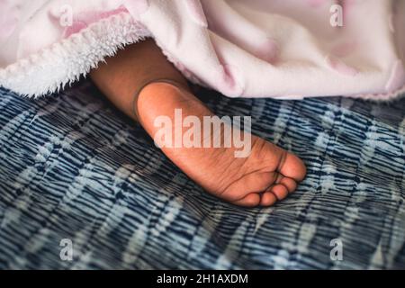 Porträt der Füße eines jungen Babys, aufgenommen von oben Stockfoto