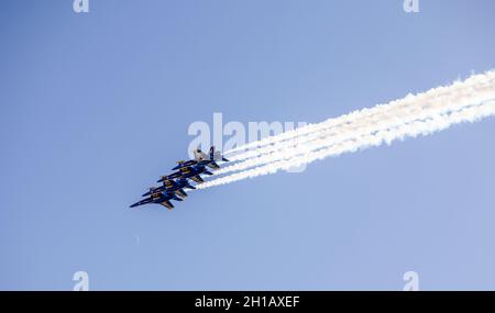 Fleet Week in San Francisco, Kalifornien. US Navy Blue Angels Flugzeug in den blauen Himmel Stockfoto